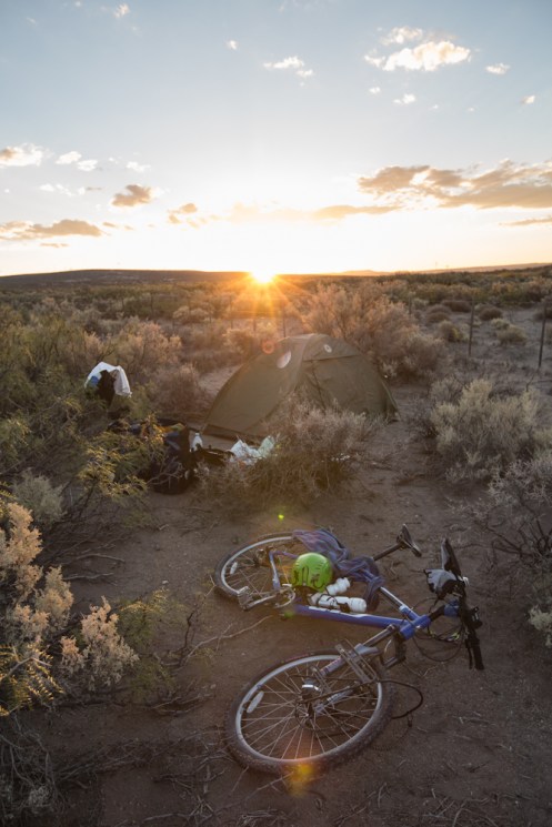 Atardece a la vera de la carretera a 15 km de Piedra del Águila.