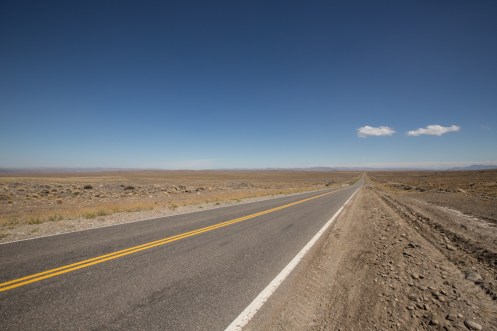 Carreteras que comienzan de nuevo al llegar al horizonte.