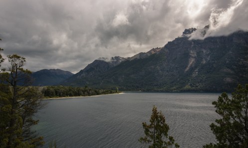Vistas del Lago Gutierrez desde la Ruta 40 saliendo de Bariloche.