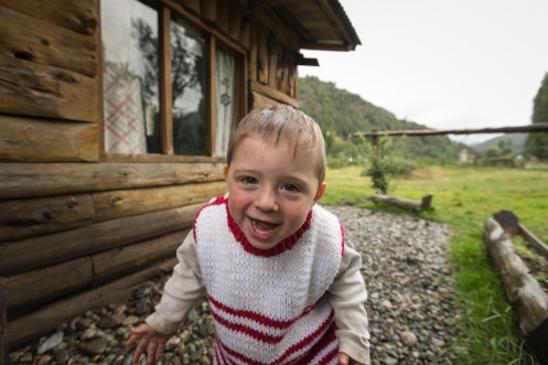Juan juega conmigo afuera de la casa.