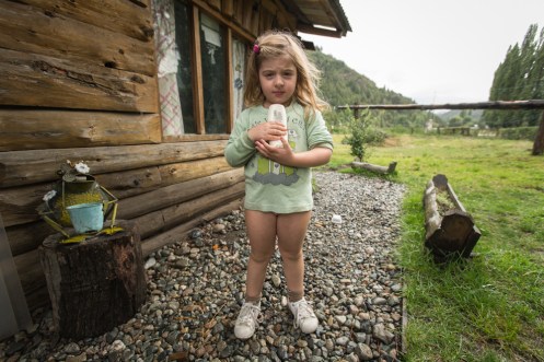 Mai es más timida con la cámara pero igualquiere salir.