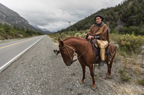 Luis sale a buscar unos caballos que se le habian escapado hacia unos días. Charlamos juntos un rato a lo largo del arcén camino a El Bolsón.