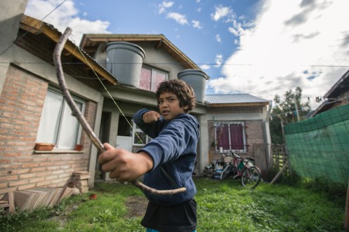 Nuestro joven vecino de El Bolsón juega con su artesanal arco hecho de ramas e hilo de pescar.