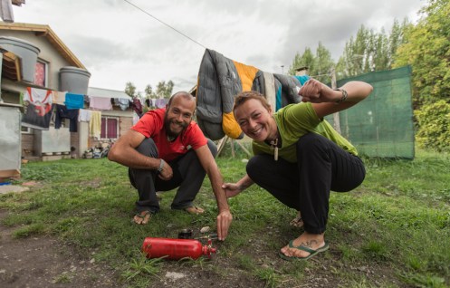 Alegría tras conseguir arreglar su cocina en el patio de la casa de Patricia.