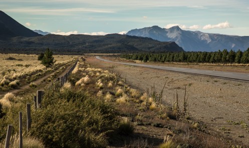 Camino a Cholila recorro solitarias carreteras con viento llenas de encanto.