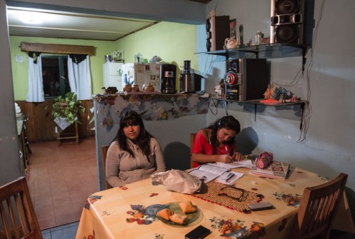 Vanesa se dedica ha hacer las tareas para el colegio mientras Josefa conversa conmigo tranquilamente.