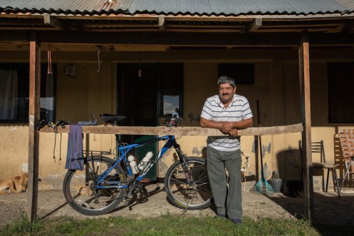 El marido de Leonilda conversa conmigo en la mañana mientras preparo mis alforjas.
