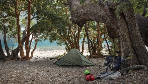 Descansar bajo los arboles tras bañarse en las limpias aguas de este lago es algo indescriptible.