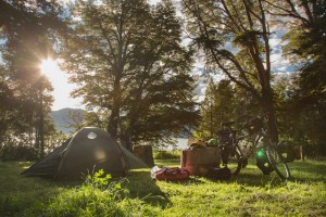 Campamento armado al atardecer en el Parque Nacional los Alerces. Hogar, dulce hogar.