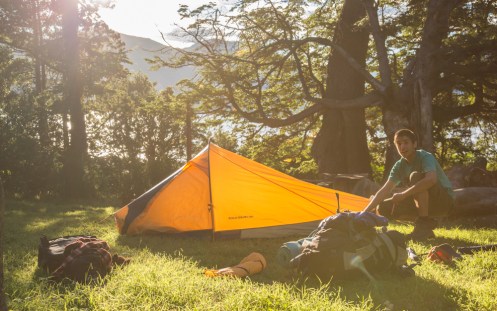 Gabriel prepara su mochila bajo el sol de la mañana.