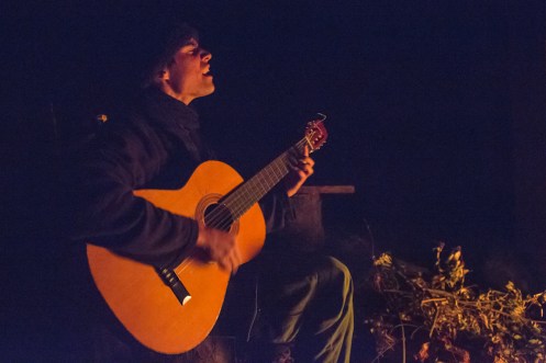 Gabriel, de nombre artístico Polilla Vendad, toca para mi al calor del fuego.