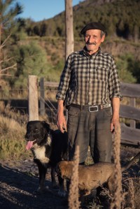 Vallejo Lirio cuida una chacra (granja) en el camino hacia el paso fronterizo de Futaluefú. 