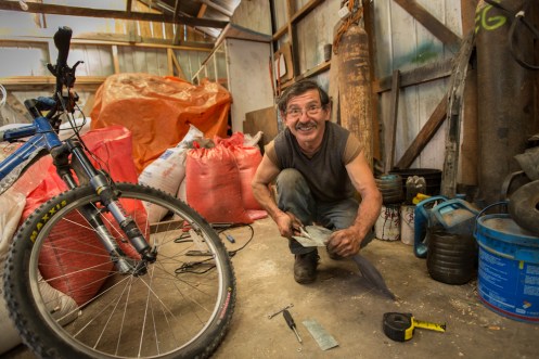 Juan Carlos me arregla la bicicleta sin perder nunca la sonrisa y el buen humor