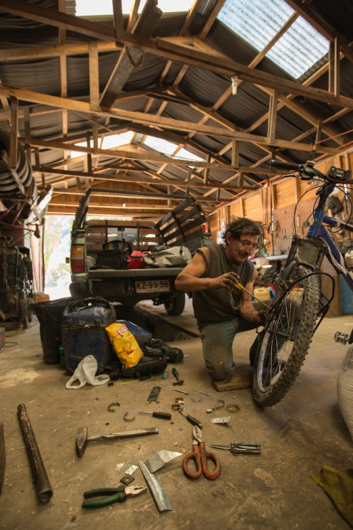 En el pueblo de Futaleufú Juan Carlos es el rey de la tuerca y me ayudo a dejar mi bicicleta como nueva!
