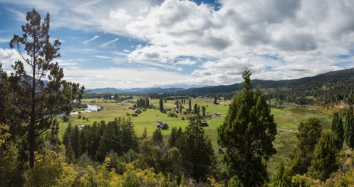 Verdes valles camino al parque nacional de los Alerces