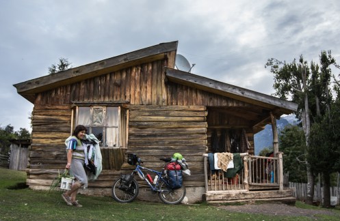 Nora se dirige al calor de la casa con las manos llenas de cosas.