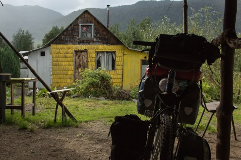 Esperando en el camping de Puyuhuapi un claro para salir y enfrentarme a la lluvia. 