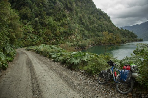 Bordeando las aguas del pacífico me dirijo hacia el sur. Un tramo de la Carretera Austral especialmente bonito. Desde Puyuhuapi hacia El Parque Nacional de Queulat.