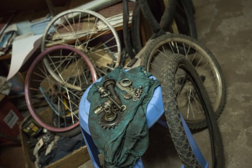 Rincones con repuestos en casa de Jorge.