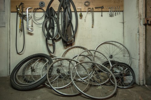 Rincones con repuestos en casa de Jorge.