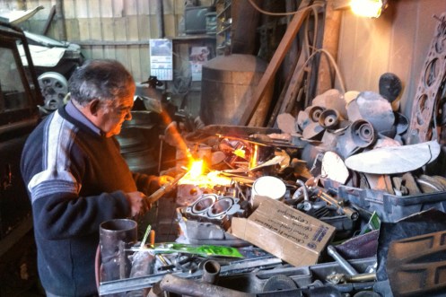 Madrid suelda mi parrilla para poder seguir camino al sur. Iphone Photography.