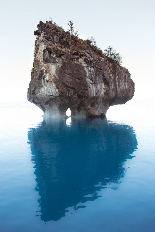 Catedral de Mármol sobre las turquesas aguas del lago General Carrera.