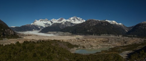 Vista completa del glaciar Exploradores. Todas las piedras de la derecha tambien son hielo!