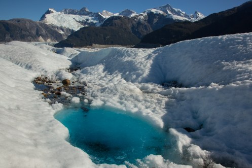 Todo este hielo que pisamos vienes desde ahi arriba, el Monte San Valentin. 3990 mtrs