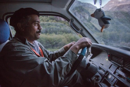 Tras un buen rato caminando por el valle de los Exploradores dirección Puerto Tranquilo, por fin pasa un coche. 