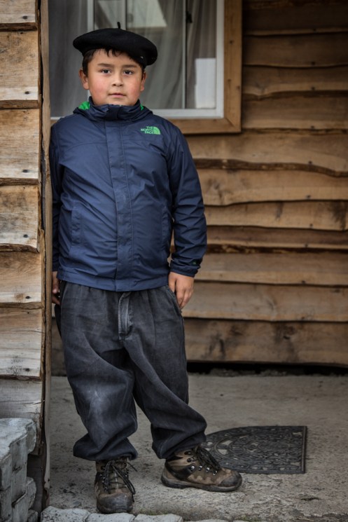 Joven gaucho de Villa O´Higgins preparado para la lluvia. 