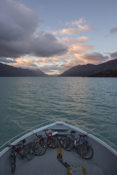 Navegando al amanecer por el Lago O´Higgins. Ya no queda más carretera. 