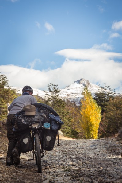Hiru empuja su bicicleta en el cruce de frontera entre Chile y Argentina por caminos muy poco transitados.