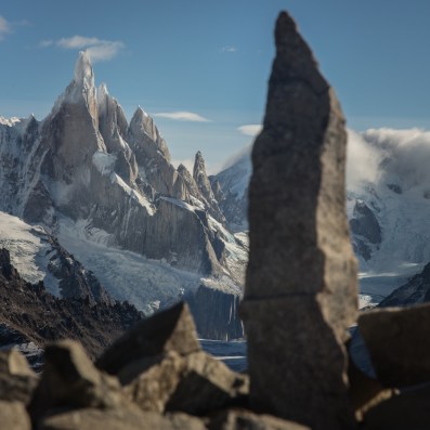 En la cumbre de la loma del pliegue tumbado un mini cerro torre corona la montaña.