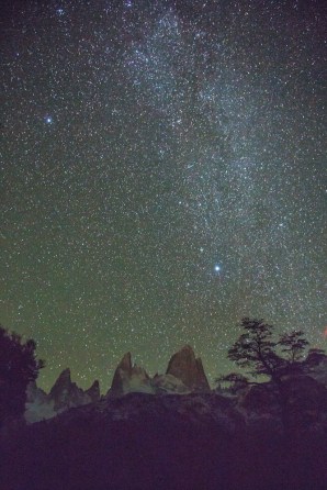 Las estrellas dejan ver la silueta del Fitz Roy durante la noche.