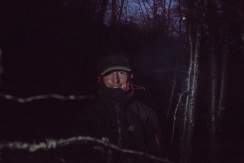 Frank esperando en el bosque a que amanezca y el el glaciar se llene de turistas.