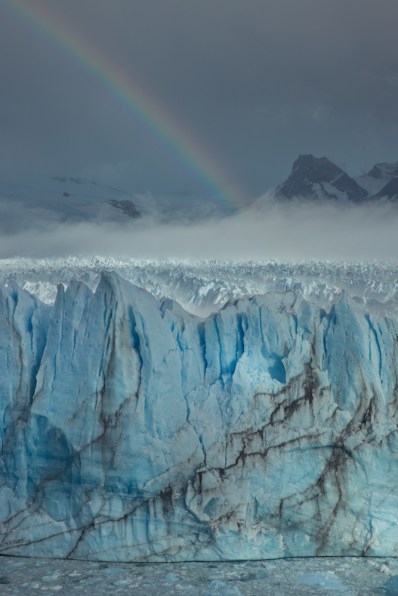 El Perito Moreno con el arcoiris saliendo de la niebla de la mañana.