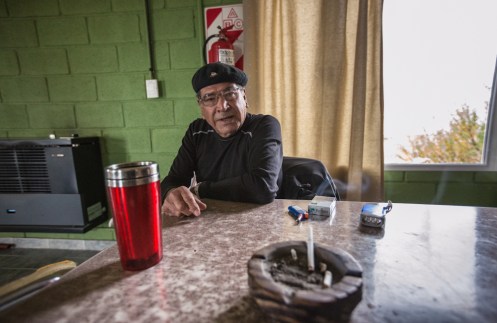 Lazo me cuenta largas y lentas historias mientras fuera ruge el viento de la pampa alta.