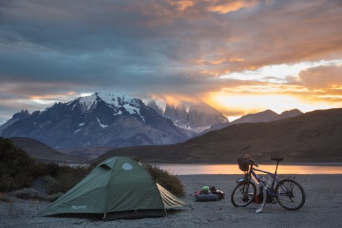 Por fin monto el campamento. Siempre creo que me ha tocado poner la tienda en el mejor lugar que podría haber escogido en el mundo.