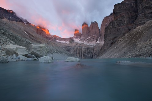 Cuando pensaba que después de 3 horas caminando en la oscuridad no iba a ver el amanecer...apareció la luz mágica sobre las Torres.
