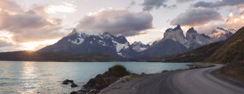 Pedaleando hacia los Cuernos del Paine al final del día.