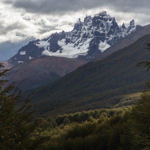Cerro Castillo. A veces uno va bajando con su bicicleta por lugares como estos, disfrutando de todo, desde el aire en la cara hasta el entorno que te rodea, pero de repente luces como esta te hacen frenar la bici lo más rápido posible para conseguir inmortalizarla.