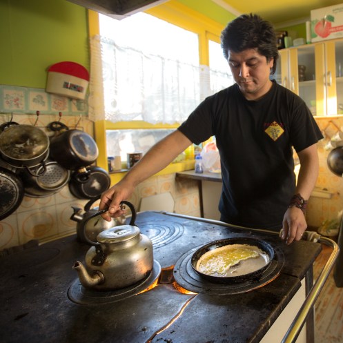 Eduardo prepara el desayuno para cada uno de los viajeros.