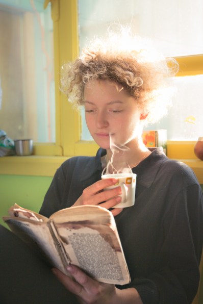 Mimi disfruta de su café en la mañana.
