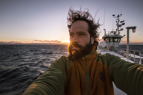 Cruzando el Estrecho de Magallanes no hay nadie en la cubierta del barco para fotografiar y el momento es demasiado especial. 