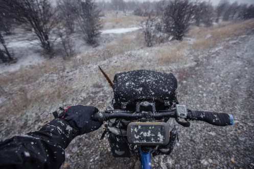 Cada vez nieva más fuerte, y el aire empuja los copos contra mis ojos, pero nada me borra la sonrisa.