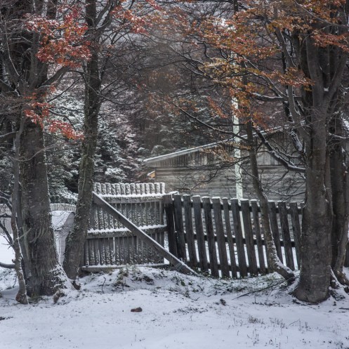Pequeños rincones de Lago Escondido, donde pasé la noche en la casa de Defensa Civil.