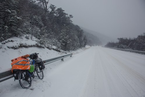 La carretera se convierte en una superficie completamente blanca donde es dificil pedalear. 