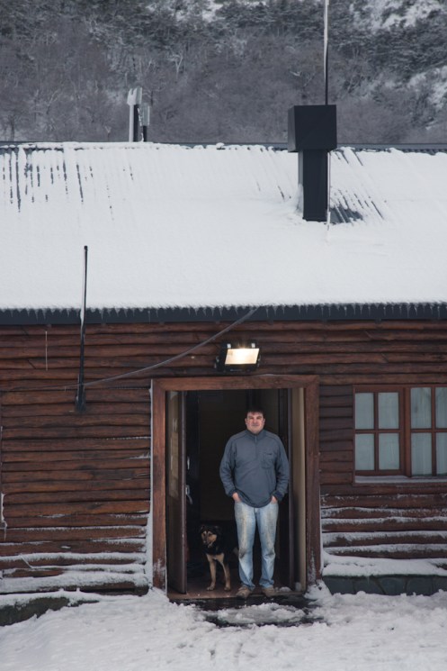 Walter y su perro salen a despedirme por la mañana a la puerta de la casa.