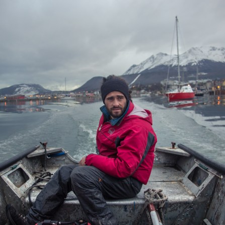 Gustavo ama la vela, y mientras realiza unos cursos de navegación trabaja en el club Nautico de Ushuaia para estar cerca de los veleros y los viajeros