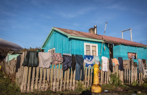 Ha salido el sol y los habitantes de Puerto Williams aprovechan para secar su ropa.